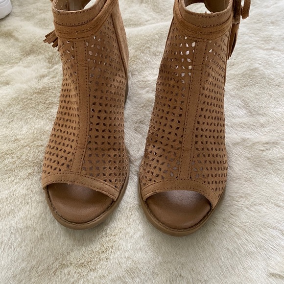 Brown heeled sandals - Picture 2 of 4